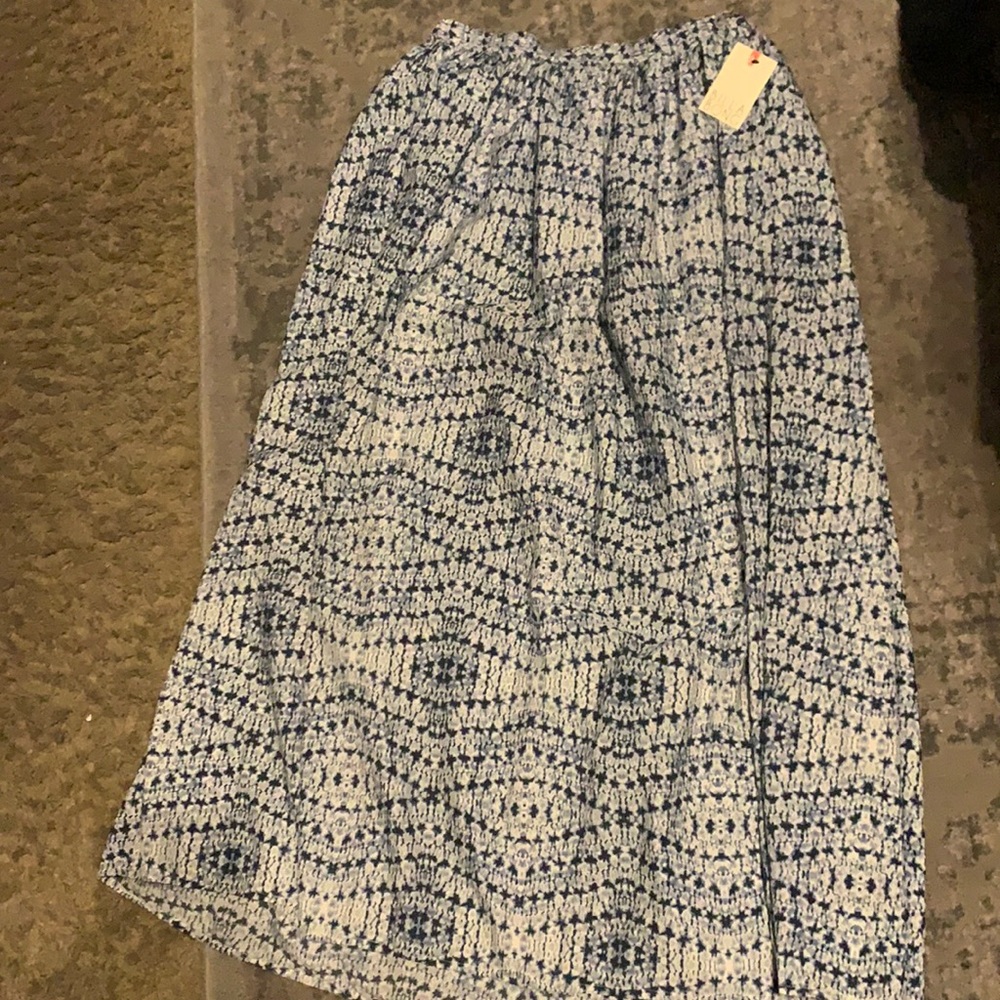New Billabong skirt silk and a blue pattern Large. Super cute
